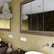 Goldene Tapete mit Ornamenten über den Handwaschbecken.
